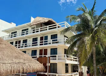 Chichis and Charlies Beachfront hotel thumbnail 2