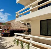 Chichis and Charlies Beachfront hotel detail image 3