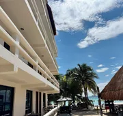 Chichis and Charlies Beachfront hotel detail image 4