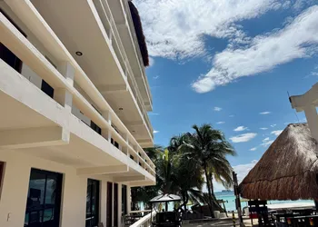 Chichis and Charlies Beachfront hotel thumbnail 4