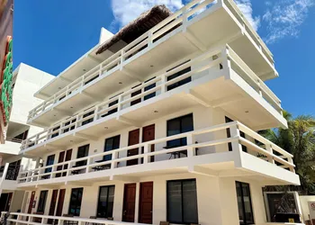 Chichis and Charlies Beachfront hotel thumbnail 5