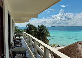 Chichis and Charlies Beachfront hotel thumbnail 6