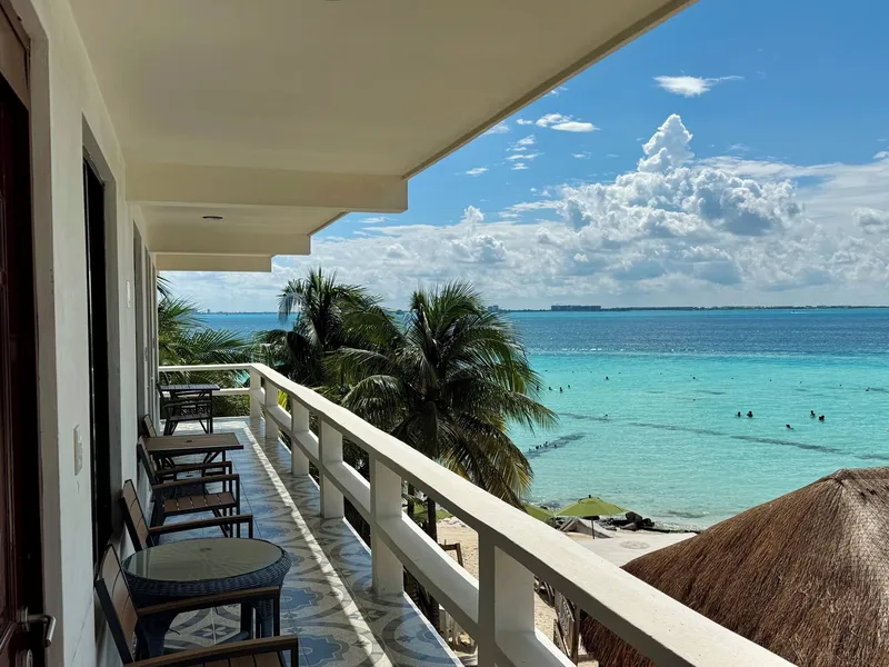 Chichis and Charlies Beachfront hotel detail image 6