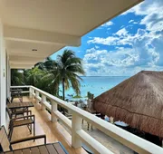 Chichis and Charlies Beachfront hotel detail image 7