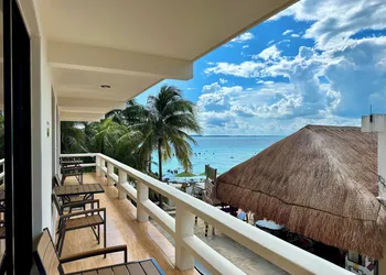 Chichis and Charlies Beachfront hotel thumbnail 7