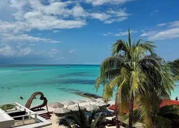 Chichis and Charlies Beachfront hotel thumbnail 8