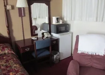 Elms Motel hotel thumbnail 3