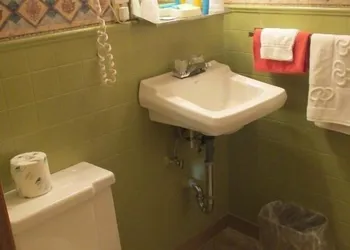 Elms Motel hotel thumbnail 7