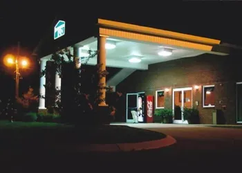 Deerfield Inn & Suites hotel thumbnail 2