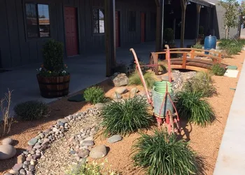 HH Creek Inn hotel thumbnail 3
