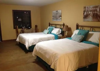 HH Creek Inn hotel thumbnail 7