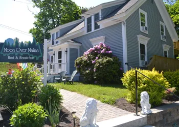 Moon Over Maine hotel thumbnail 2