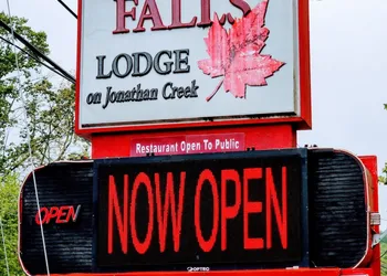 Smoky Falls Lodge hotel thumbnail 2