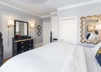 Queen Vic Guest House Provincetown Adults Only hotel thumbnail 2