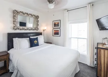 Queen Vic Guest House Provincetown Adults Only hotel thumbnail 4