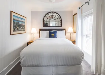 Queen Vic Guest House Provincetown Adults Only hotel thumbnail 5