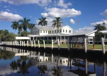 Rod And Gun Club hotel thumbnail 2