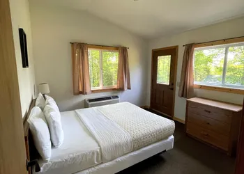 Hanging Horn Lakeside Resort hotel thumbnail 4