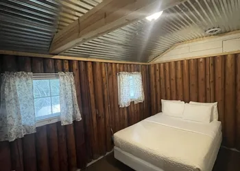 Hanging Horn Lakeside Resort hotel thumbnail 8