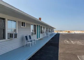 East Harbour Motel and Cottages hotel thumbnail 2