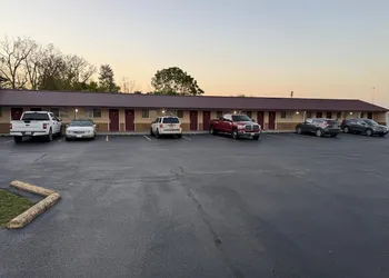 Deluxe Inn hotel thumbnail 6