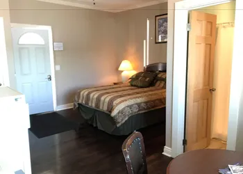 Beachcomber Inn hotel thumbnail 2