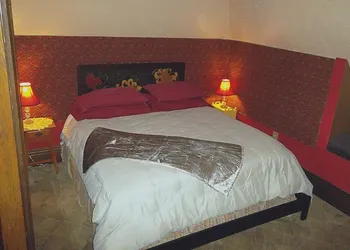 Colonial House on Main hotel thumbnail 4