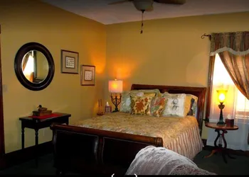 Colonial House on Main hotel thumbnail 5