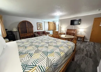 Regency Inn and Suites hotel thumbnail 8