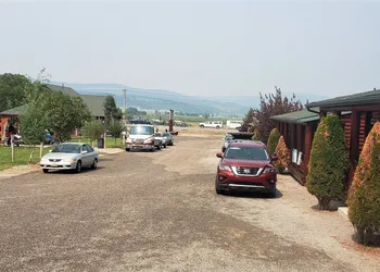 Wolf Den Log Cabin Motel and RV Park hotel thumbnail 2