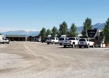 Wolf Den Log Cabin Motel and RV Park hotel thumbnail 3
