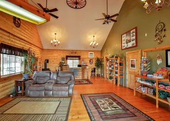 Wolf Den Log Cabin Motel and RV Park hotel thumbnail 4