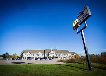 Chisholm Inn & Suites hotel thumbnail 2