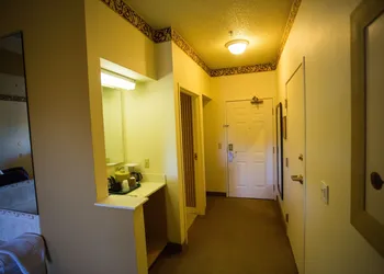 Chisholm Inn & Suites hotel thumbnail 7