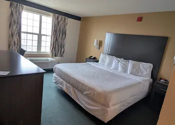 Chisholm Inn & Suites hotel thumbnail 8