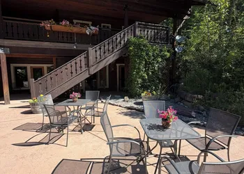 Glacier Guides Lodge hotel thumbnail 2