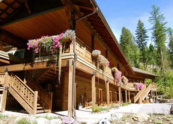 Glacier Guides Lodge hotel thumbnail 3