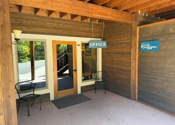 Glacier Guides Lodge hotel thumbnail 4