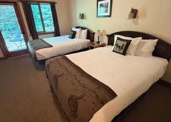 Glacier Guides Lodge hotel thumbnail 8