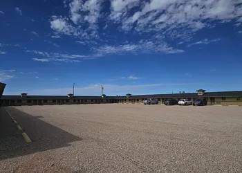 Deluxe Inn Motel hotel thumbnail 2
