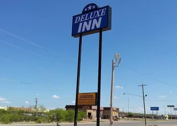 Deluxe Inn Motel hotel thumbnail 3