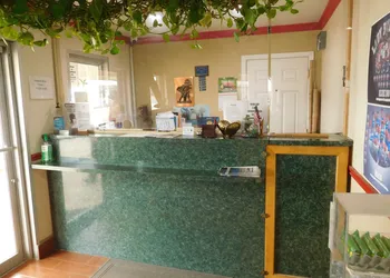 Deluxe Inn Motel hotel thumbnail 4