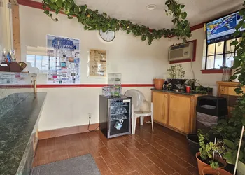 Deluxe Inn Motel hotel thumbnail 5