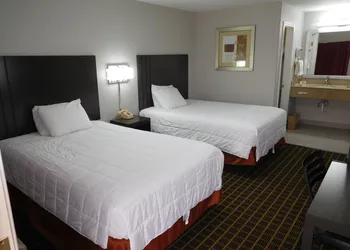Deluxe Inn Motel hotel thumbnail 6