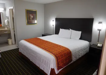 Deluxe Inn Motel hotel thumbnail 7