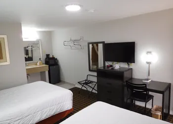Deluxe Inn Motel hotel thumbnail 8