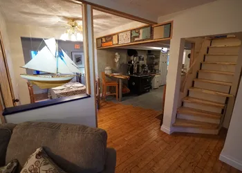 White On Wood hotel thumbnail 3