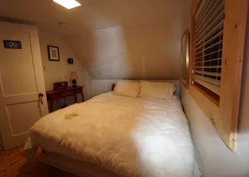 White On Wood hotel thumbnail 8