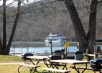 Taneycomo Lakefront Resort hotel thumbnail 3