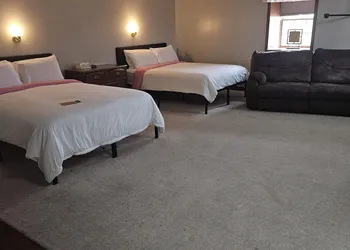 Sugarcreek Village Inn hotel thumbnail 8